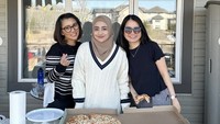 Punya tetangga dan teman baru, Cindy Fatikasari menghadiri pesta ulang tahun anak kerabatnya. Terlihat ada sajian pizza untuk para tamu. Foto: Instagram cindyfatikasari18