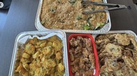 Kemeriahan pesta ulang tahun itu bertambah dengan sajian tradisional Indonesia. Ada nasi kuning, ayam goreng, hingga gorengan di sana. Foto: Instagram cindyfatikasari18