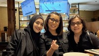 Saat akhir pekan, Cindy Fatikasari menghadiri undangan makan dalam rangka ulang tahun keponakan perempuannya. Mereka telrihat makan di restoran di Edmonton. Foto: Instagram cindyfatikasari18