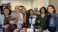 Tak hanya itu, ia juga sempatkan makan bersama kerabatnya di sana. Lagi-lagi makanan tradisional tersaji di atas meja makan. Foto: Instagram cindyfatikasari18