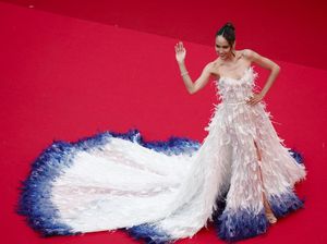 Eksis di Red Carpet Cannes, Cinta Laura Pakai Gaun Megah Berhias Bulu Burung