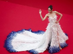 Eksis di Red Carpet Cannes, Cinta Laura Pakai Gaun Megah Berhias Bulu Burung