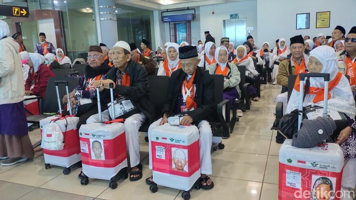 Sebanyak 445 calon jemaah haji (CJH) asal Bangka Belitung (Babel) berangkat menuju Madinah. Ini kloter 4 di Bandara Sultan Mahmud Badaruddin (SMB) II Palembang.