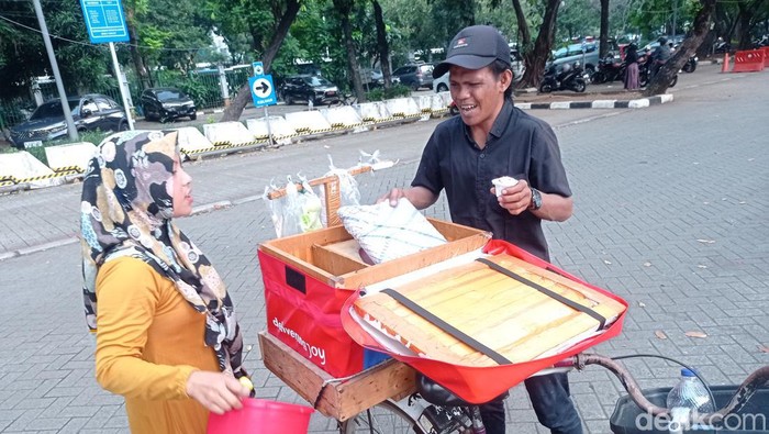 Cuaca panas Jakarta siang sampai sore ini terasa menyengat di kulit. Sisi lain panasnya cuaca Jakarta, ada juga yang mendapat untung atau cuan. (Taufiq/detikcom)