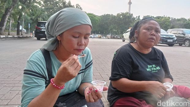 Cuaca panas Jakarta siang sampai sore ini terasa menyengat di kulit. Sisi lain panasnya cuaca Jakarta, ada juga yang mendapat untung atau cuan. (Taufiq/detikcom)