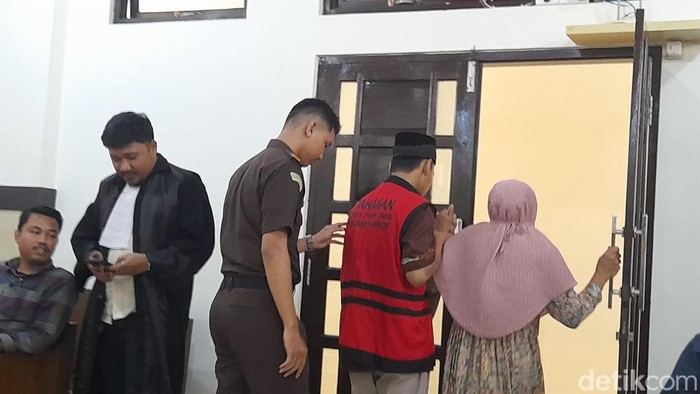 Darmawati selaku ibu korban dan Terdakwa hadir saat sidang pembacaan putusan di PN Maros, Sulsel.