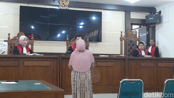 Darmawati selaku ibu korban dan Terdakwa hadir saat sidang pembacaan putusan di PN Maros, Sulsel.
