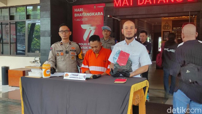 Debt collector Malang pamer alat kelamin