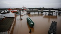 Banjir yang dahsyat dan terus berlanjut di Brasil selatan turut melanda depot gas di wilayah tersebut.