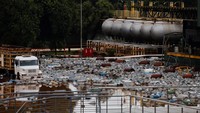 Pemandangan drone menunjukkan deposit tabung gas di daerah banjir di Porto Alegre, negara bagian Rio Grande do Sul, Brasil, Minggu (12/5/2024).