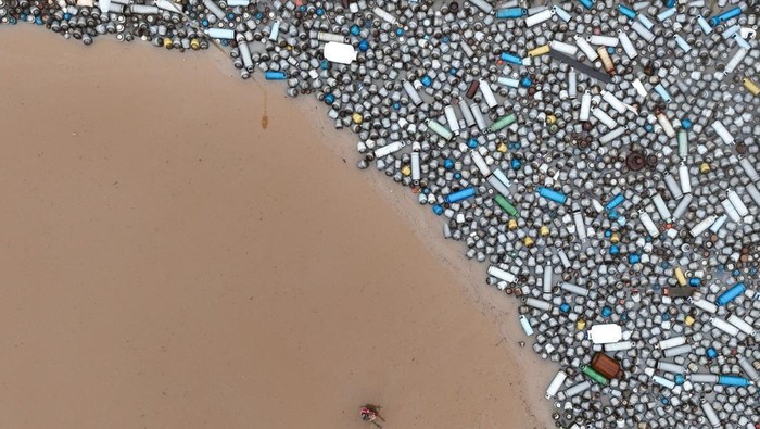 Depot Gas di Brasil Kebanjiran, Tabung Berhamburan A view shows gas cylinder deposit in a flooded area in Porto Alegre, Rio Grande do Sul state, Brazil May 12, 2024. REUTERS/Adriano Machado