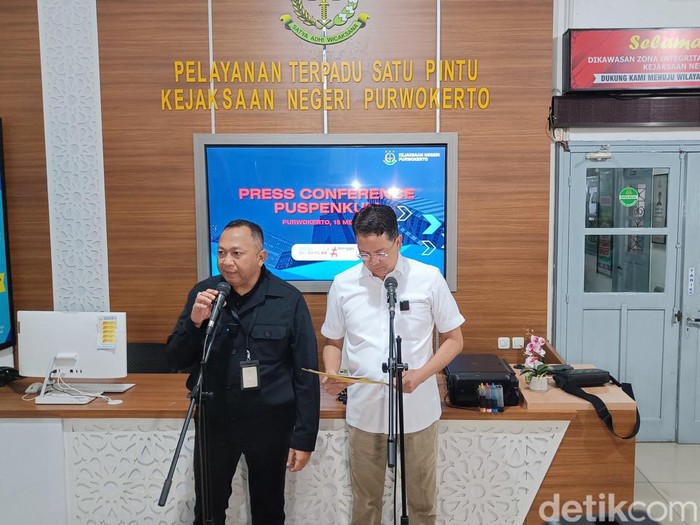 Direktur Penyidikan Jampidsus Kejagung RI, Kuntadi SH MH (kanan) memberikan keterangan terkait penetapan tersangka kasus impor gula di Kejaksaan Negeri Purwokerto, Rabu (15/5/2024).