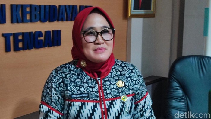 Kepala Dinas Pendidikan dan Kebudayaan Jateng, Uswatun Hasanah saat memberikan keterangan di kantornya, Semarang, Rabu (15/5/2024).