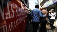 Selama proses penertiban, tidak ada juru parkir yang melawan petugas.   