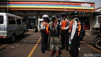 Sejumlah juru parkir sempat kebingungan dengan penertiban yang dilakukan oleh Satpol PP dan Dishub DKI Jakarta  