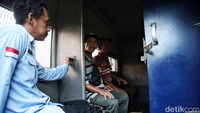 Para jukir liar dibawa menggunakan mobil milik Dinas Sosial.  
