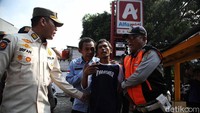 Petugas gabungan melakukan penertiban terhadap juru parkir liar di minimarket kawasan Pasar Senen dan Kemayoran Jakarta Pusat, Rabu (15/5/2024).