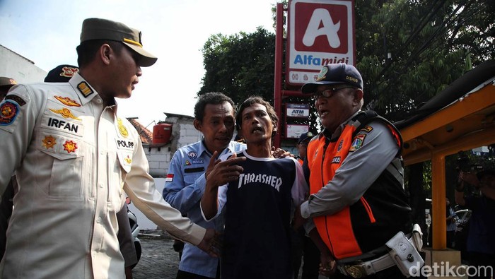 Dishub-Satpol PP Tertibkan Jukir Liar Minimarket di Jakpus Satpol PP dan Dishub DKI Jakarta menertibkan juru parkir liar minimarket di kawasan Pasar Senen dan Kemayoran, Jakarta Pusat, Rabu (15/5/2024). Sebanyak 12 jukir liar diangkut.