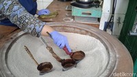 Di sini kopi pesanan pelanggan akan dibuat dengan cara yang unik. Yaitu menggunakan kuali berisi pasir panas seperti seduhan kopi di Timur Tengah. Foto: detikcom/Diah Afrilian