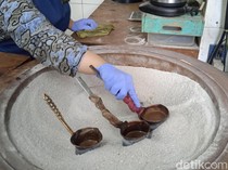 Djauw Coffee: Nikmat! Kopi Timur Tengah hingga Donat Ubi Ungu di Pecinan