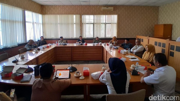 Rapat Komisi 3 DPRD Bone dengan DLH Bone.