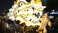 Beberapa kendaraan hias menampilkan harimau, gajah, dan naga besar. Ada juga karakter kartun, antara lain Charlie Brown, Snoopy dan Lucy.