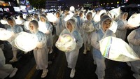 Ribuan orang berkumpul pada hari Sabtu di Universitas Dongguk Seoul, titik awal parade, menuju ke Kuil Jogyesa di mana ribuan lentera warna-warni digantung di halaman kuil, membentuk kalimat: “Apa adanya, damai,” yang mungkin saja berarti dilihat dari udara.