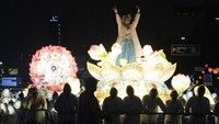 Ada juga yang membawa kendaraan hias besar bertema Buddha, termasuk bayi Buddha dan Empat Raja Surgawi – dewa mitos yang melindungi umat beriman dari kejahatan.