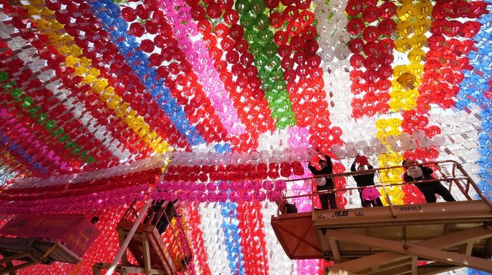 Festival Lentera Semarakkan Hari Ulang Tahun Buddha di Korea Selatan A Buddhist carries lanterns and walk in a parade during the Lotus Lantern Festival, ahead of the birthday of Buddha at Dongguk University in Seoul, South Korea, Saturday, May 11, 2024. (AP Photo/Ahn Young-joon)