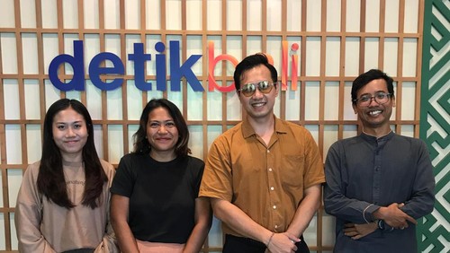 Foto bersama manajemen Hotel Mercure Resort Sanur dan tim detikBali saat mengunjungi kantor detikBali di Jalan Tjok Agung Tresna, Denpasar, Rabu (15/5/2024). (Desak Made Diah Aristiani/detikBali)