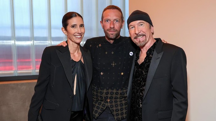 Gaya Chris Martin Pakai Beskap