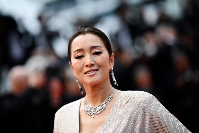 Gong Li kembali eksis di karpet merah acara selebriti dengan menghadiri premier film The Second Art sekaligus pembukaan Festiival Film Cannes k-77 di Cannes, Prancis, Selasa (14/5/2024). Foto: LOIC VENANCE / AFP