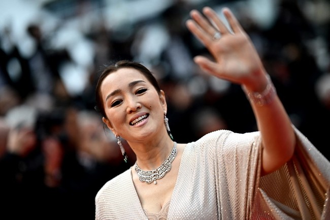 Terakhir membintangi film Leap pada 2020, Gong Li tetap terlihat memesona di usia 58 tahun.  Foto: LOIC VENANCE / AFP