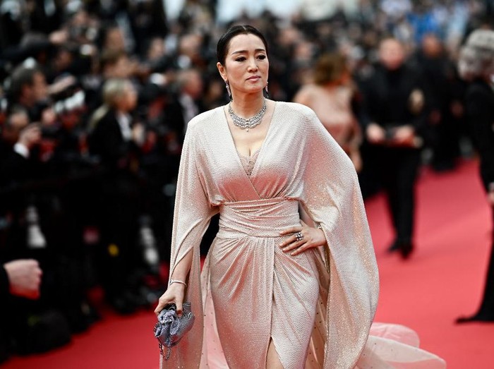 Chinese actress Gong Li arrives for the Opening Ceremony and the screening of the film Le Deuxieme Acte at the 77th edition of the Cannes Film Festival in Cannes, southern France, on May 14, 2024. (Photo by LOIC VENANCE / AFP)