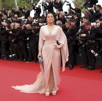 Gong Li hadir mengenakan gaun panjang yang berkilau di pembukaan Festival Film Cannes 2024. Ini menjadi kehadiran Gong Li ke-20 di festival film yang memasuki tahun penyelenggaraan ke-77 itu. Foto: Vianney Le Caer/Invision/AP