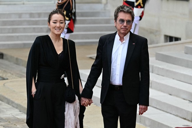 Sebelum hadir di Festival Film Cannes 2024, Gong Li menemani suaminya komposer musik Jean-Michel Jarre menghadiri makan malam kenegaraan antara Presiden Prancis dan Presiden China di Istana Elysee, Paris, 6 Mei 2024. Foto: Miguel MEDINA / AFP