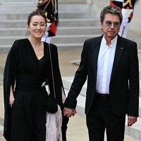 Sebelum hadir di Festival Film Cannes 2024, Gong Li menemani suaminya komposer musik Jean-Michel Jarre menghadiri makan malam kenegaraan antara Presiden Prancis dan Presiden China di Istana Elysee, Paris, 6 Mei 2024. Foto: Miguel MEDINA / AFP