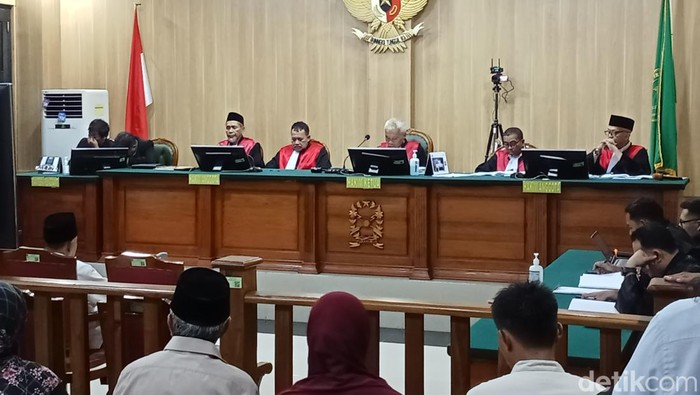 Gubernur Maluku Utara nonaktif Abdul Gani Kasuba saat menjalani sidang di Pengadilan Tipikor Ternate.