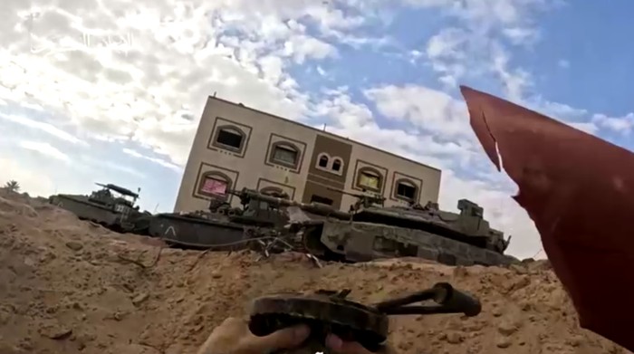 Hamas melawan balik invasi Israel di Rafah. Sebuah video yang dirilis Hamas menunjukkan salah satu prajuritnya meledakkan tank Israel.