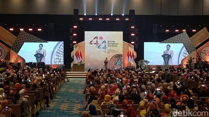 Ibu Negara Iriana Joko Widodo (Widodo) di upacara pembukaan HUT ke-44 Dekranas di Hotel Alila, Kota Solo, Rabu (15/5/2024).