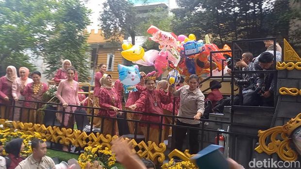 Ibu Negara Iriana Jokowi membagikan balon saat pawai HUT ke-44 Dekranas di Kota Solo, Rabu (15/5/2024).