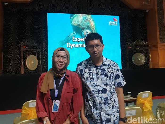 Ibu Sylvie (kiri) dan Rafael (Kanan) cerita keinginan kuliah di Malaysia. Benarkah UKTnya lebih terjangkau dibanding PTN Indonesia?
