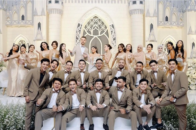 Sarah Keihl dinikahi kekasihnya pada Januari 2024. Deretan artis pun menjadi bridesmaidnya. Para pendamping pengantin Sarah Keihl mengenakan one shoulder drapery dress nuansa gold dan champaign. Foto: Instagram