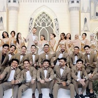 Sarah Keihl dinikahi kekasihnya pada Januari 2024. Deretan artis pun menjadi bridesmaidnya. Para pendamping pengantin Sarah Keihl mengenakan one shoulder drapery dress nuansa gold dan champaign. Foto: Instagram