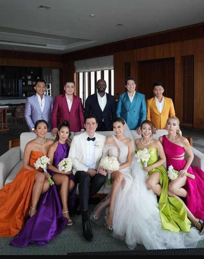 Patricia Gouw memilih gaun warna-warni untuk para bridesmaidnya. Pernikahannya pun terlihat cerah dan meriah dengan bridesmaid yang mengenakan gaun neon berwarna pink, hijau, jingga, hingga ungu. Foto: Instagram