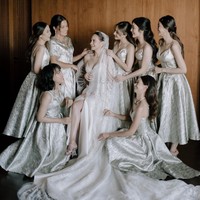 Pernikahan Enzy Storia mencuri perhatian dengan para pendamping yang datang dari kalangan artis. Kamu bisa contek inspirasi gaun bridesmaid dari pernikahan Enzy Storia yang tampil dalam balutan gaun klasik silver berbahan jacquard.  Foto: Instagram
