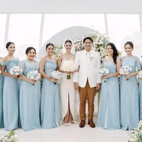 Perpaduan kain satin dan brokat dengan gaya sabrina dari pernikahan Mikha Tambayong dan Deva Mahenra ini bisa menjadi inspirasi gaun bridesmaid. Pemilihan warna biru muda untuk pengiring pengantinnya menghasilkan nuansa yang anggun dan lembut. Foto: Instagram