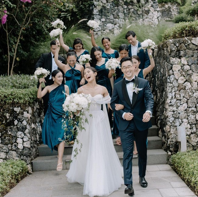  Para bridesmaid Maudy Ayunda tampil memikat dengan gaun biru emerald berbahan velvet. Foto: Instagram