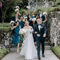  Para bridesmaid Maudy Ayunda tampil memikat dengan gaun biru emerald berbahan velvet. Foto: Instagram