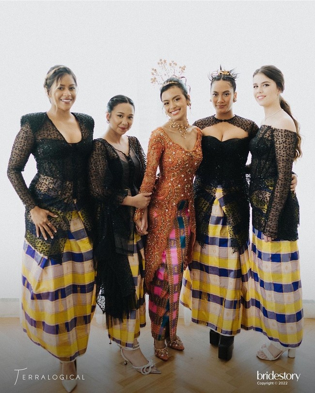 Bridesmaid di pernikahan Eva Celia juga mencuri atensi. Para pendamping pengantin ini tampil memukau dengan kebaya brokat hitam yang dipadupadankan dengan kain sarong Bugis. Foto: Instagram